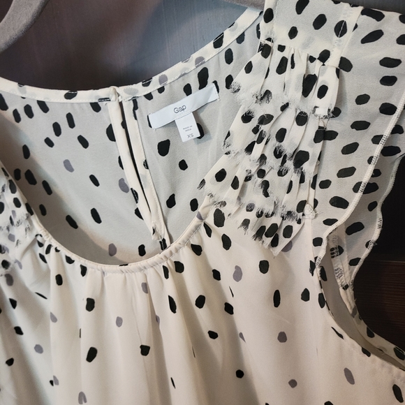 EUC Women's GAP White & Black Polka Dot Chiffon Sheer Sleeveless Tank Size XS - Picture 6 of 7